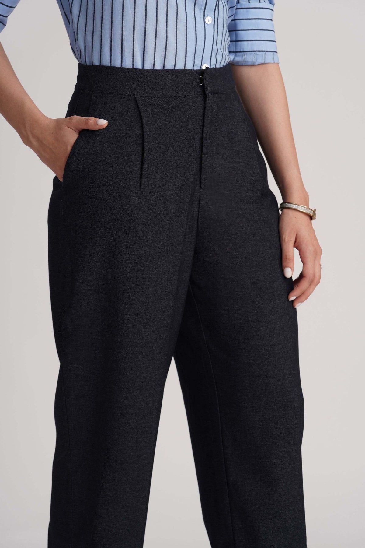FIORA BARREL ANKLE PANT WITH PLEAT DETAIL - Sunday Story