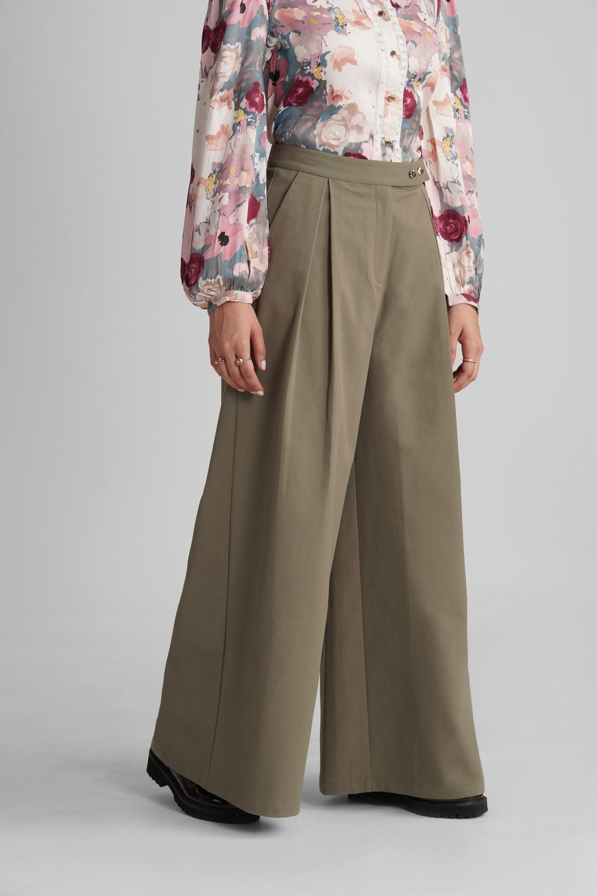 DELLA WIDE ANKLE PLEATED PANT WITH JEWEL BUTTON - Sunday Story