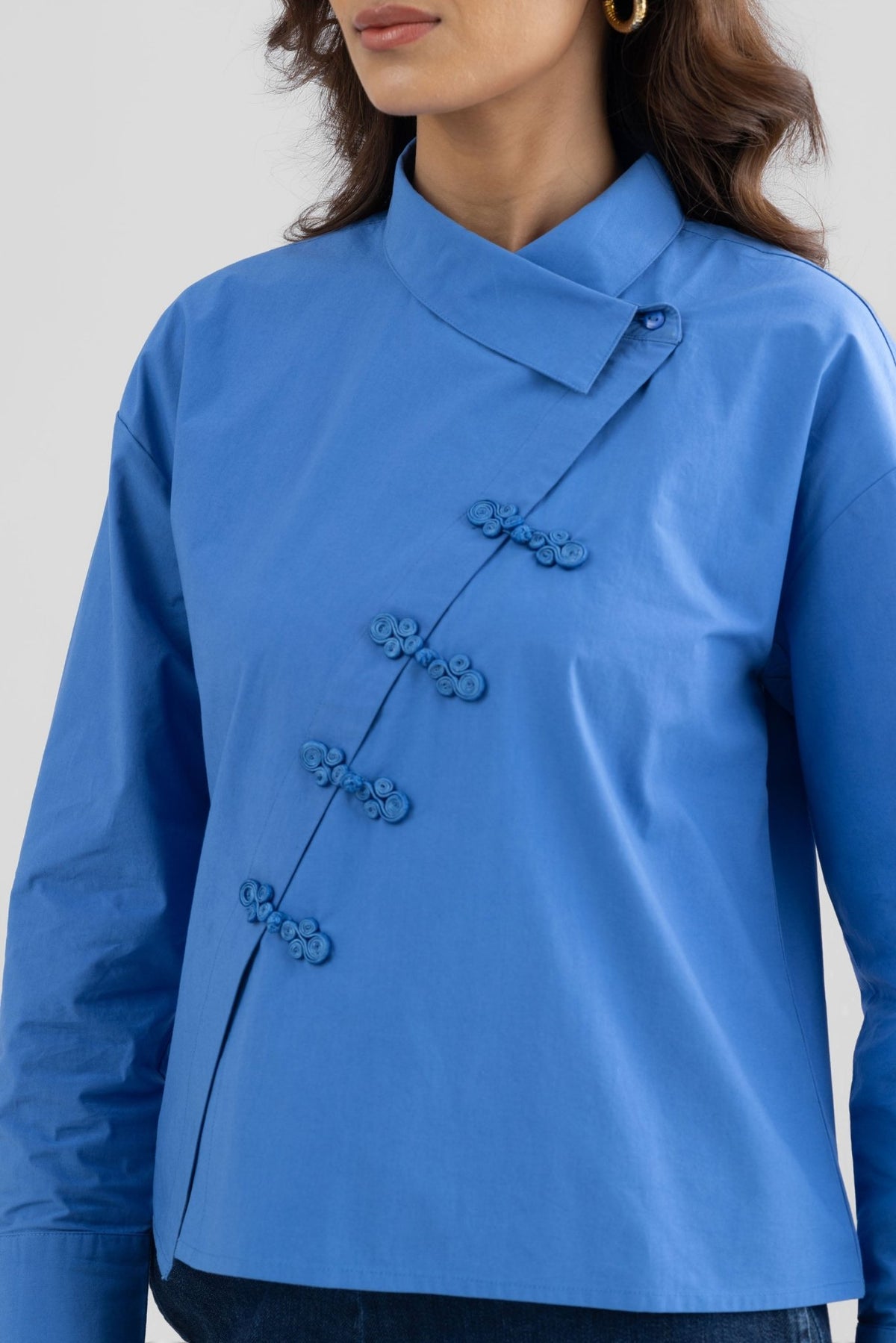 EZRA ASYMMETRICAL COTTON POPLIN SHIRT WITH FROG BUTTONS - Sunday Story