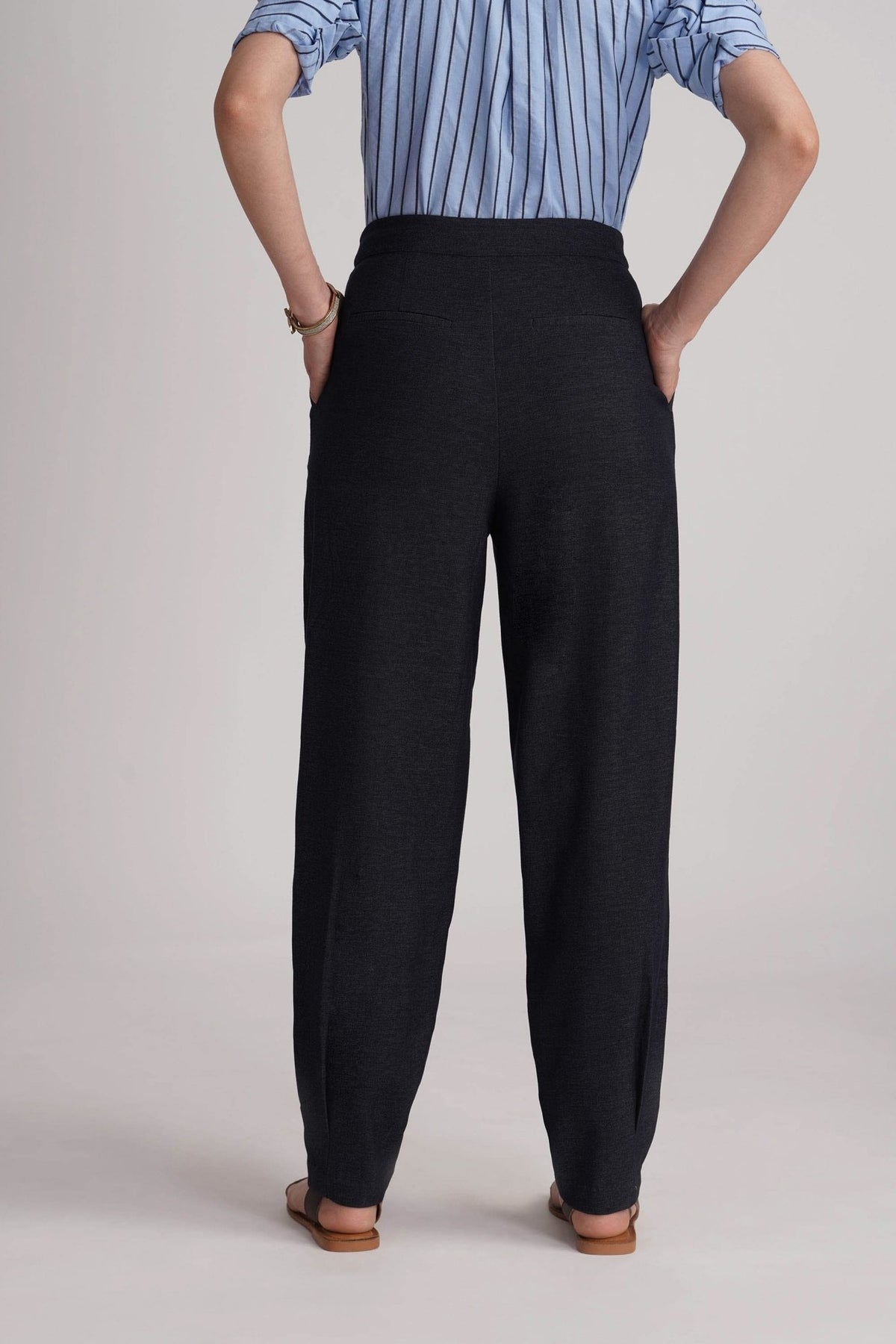 FIORA BARREL ANKLE PANT WITH PLEAT DETAIL - Sunday Story