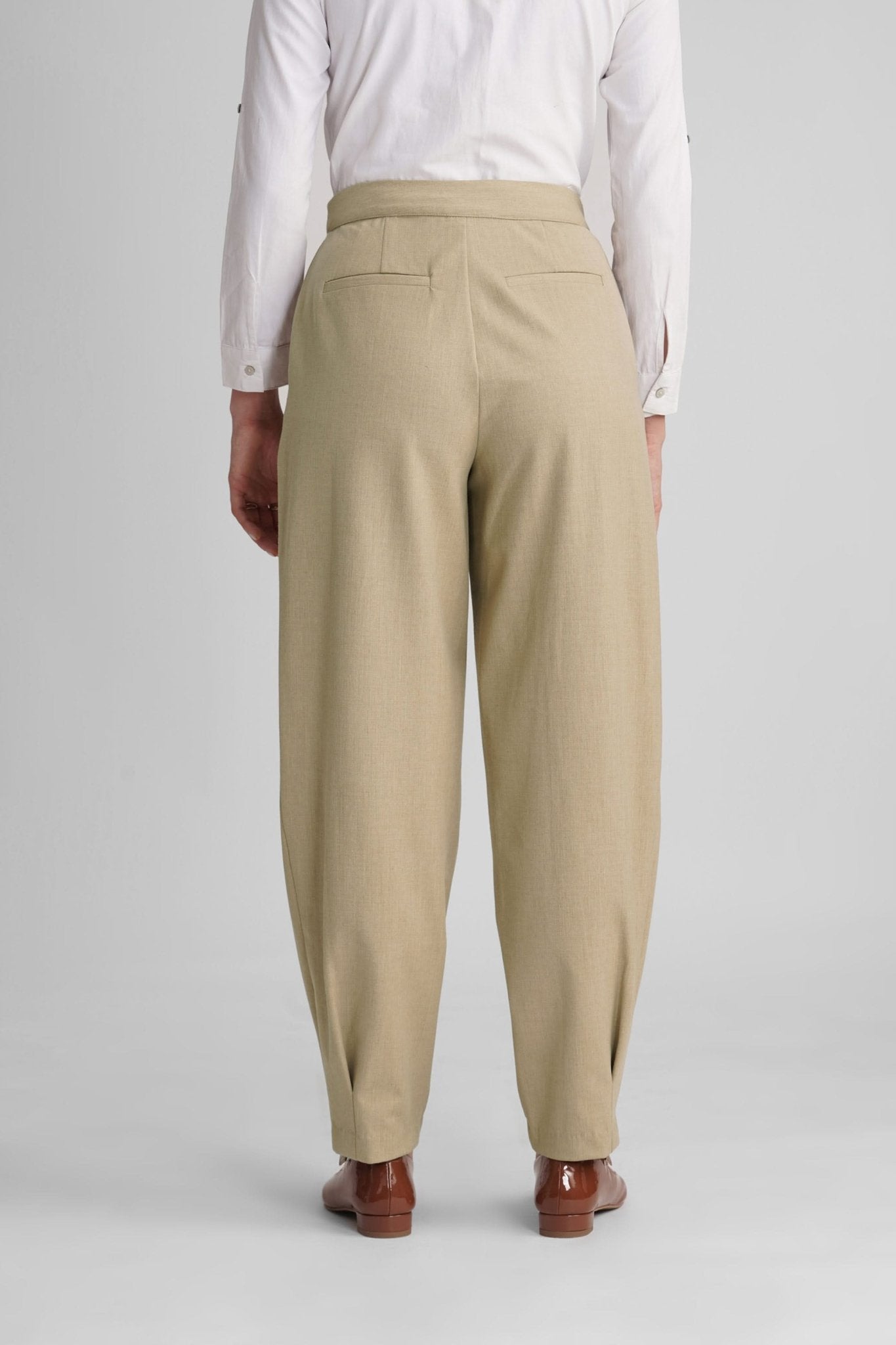 FIORA BARREL ANKLE PANT WITH PLEAT DETAIL - Sunday Story